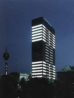 Mischa Kuball &raquo;Megazeichen No 1 am Mannesmann-Hochhaus&laquo; | Megazeichen No 3 am Mannesmann-Hochhaus
