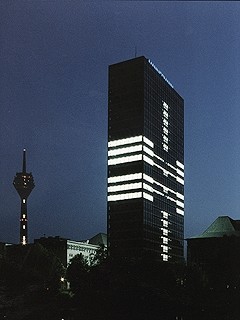 Mischa Kuball &raquo;Megazeichen No 1 am Mannesmann-Hochhaus&laquo; | Megazeichen No 4 am Mannesmann-Hochhaus