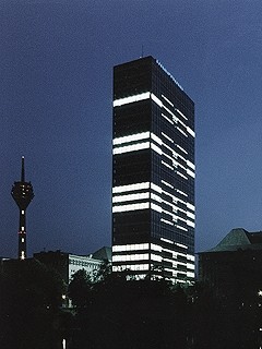 Mischa Kuball &raquo;Megazeichen No 1 am Mannesmann-Hochhaus&laquo; | Megazeichen No 5 am Mannesmann-Hochhaus