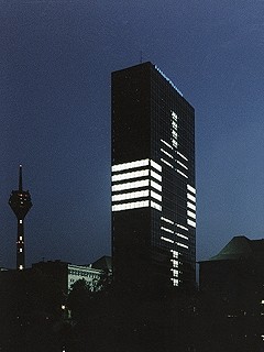 Mischa Kuball &raquo;Megazeichen No 1 am Mannesmann-Hochhaus&laquo; | Megazeichen No 6 am Mannesmann-Hochhaus